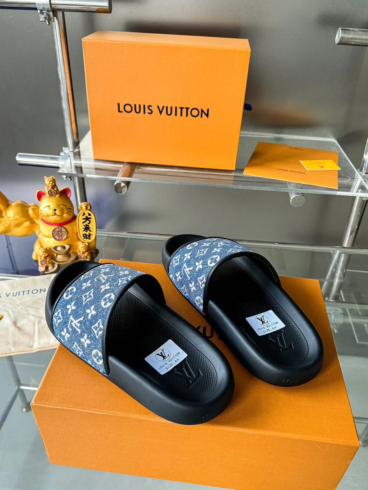 [L Home] P: 300💰 ▪️Shoe size: Women's 35-40 Men's 38-46▪️Packaging: Counter top quality~original packaging Louis Vuitton lv couple's monogram embossed slippers This season, Waterfront sandals return with a new look, and the upper buckle is embossed with Louis Vuitton's iconic Monogram pattern. Made of waterproof rubber with a comfortable and resilient insole. The lightweight, flexible outsole is embossed with the Louis Vuitton logo. Exquisitely packaged at the delivery counter 🛍📦 ▪️Fabric: Original molded rubber foam ▪️Sole: Original molded rubber foam outsole ▪️Sole thickness: 3CM.